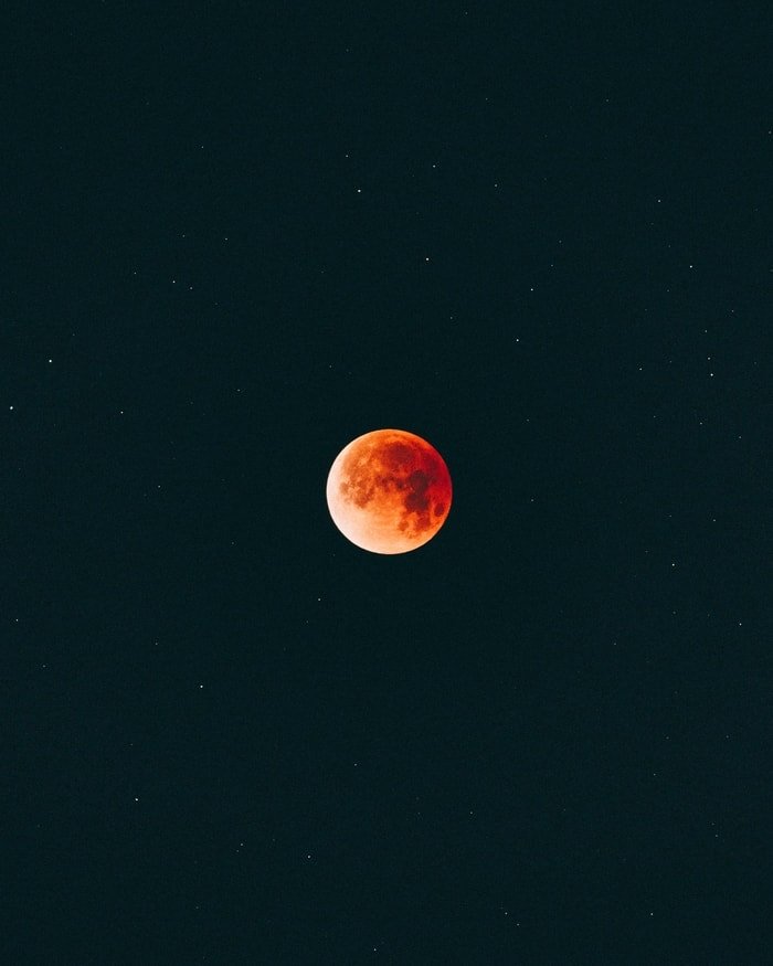 El simbolismo de la luna naranja