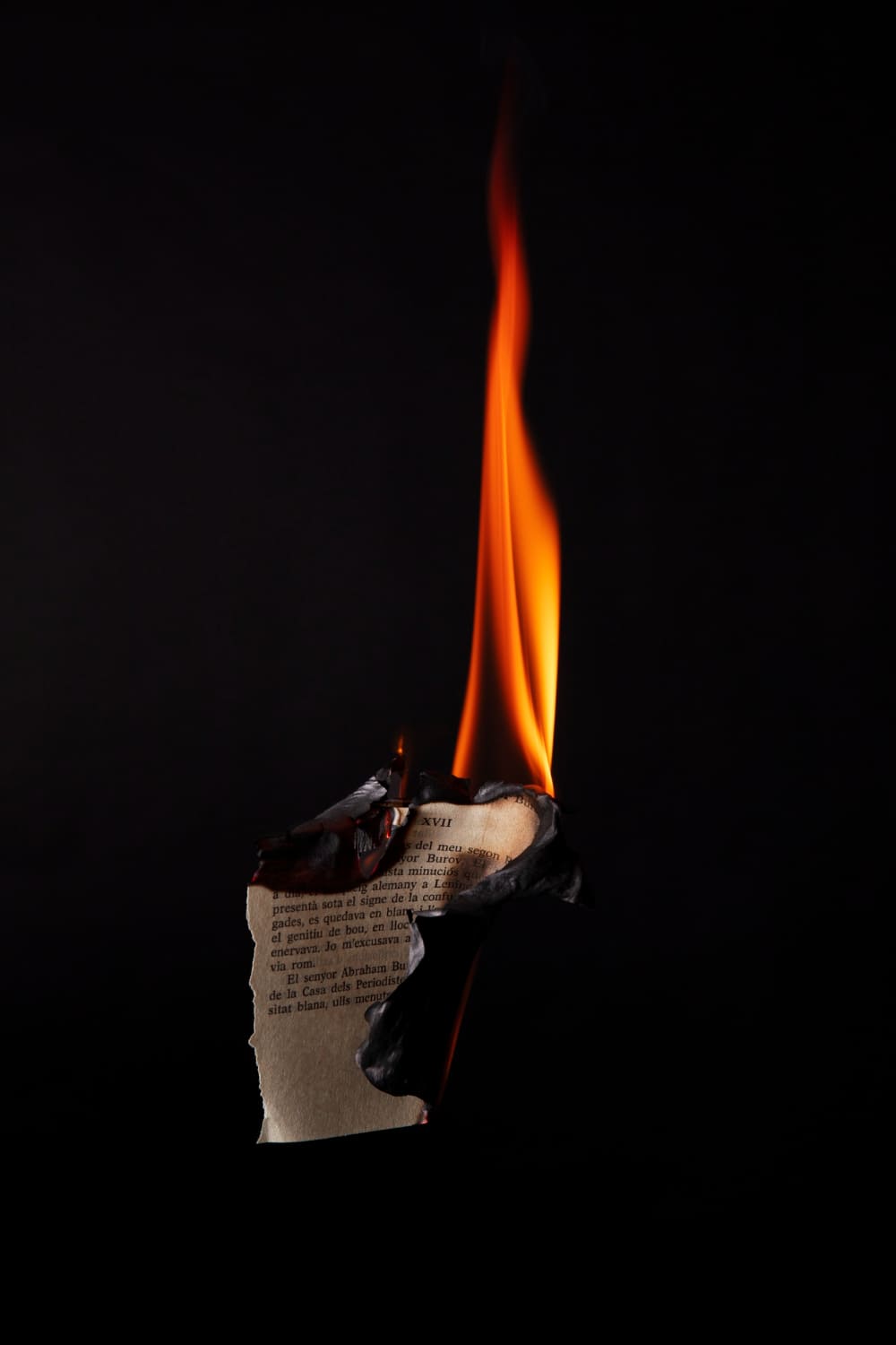 7 beneficios espirituales de quemar un trozo de papel